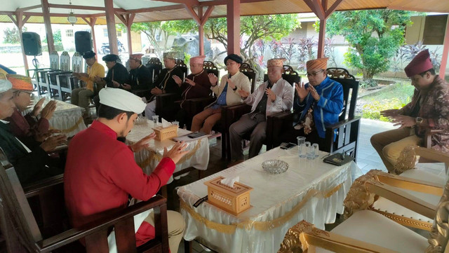 Jo Qalem Kesultanan Ternate Hidayatussalam Sehan (jubah merah) saat memimpin doa, usai membahas hasil penetapan 1 Dzulhijjah yang memutuskan 10 Dzulhijjah 1443 Hijriyah jatuh pada Sabtu, 9 Juli 2022. Foto: Nurkholis Lamaau/cermat