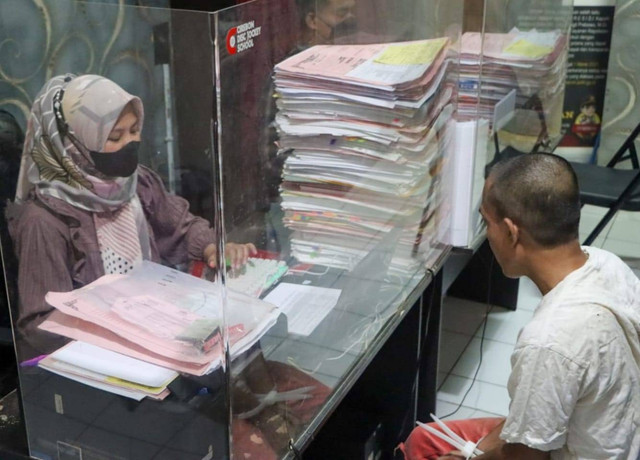 Petugas memeriksa MS pelaku penganiayaan terhadap ibu kandung, karena tak diberi uang untuk beli miras. (Juan)