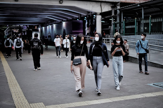 Suasana mobilitas warga di kawasan Dukuh Atas, Jakarta Pusat, Kamis (7/7/2022). Foto: Jamal Ramadhan/kumparan
