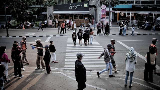 Suasana mobilitas warga di kawasan Dukuh Atas, Jakarta Pusat, Kamis (7/7/2022). Foto: Jamal Ramadhan/kumparan