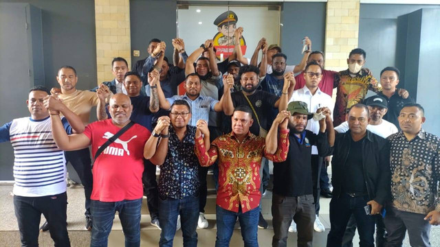 Sejumlah sesepuh NTT, Maluku, dan Papua menyampaikan permintaan maaf atas insiden ricuh Babarsari, Sleman. Foto: Arfiansyah Panji Purnandaru/kumparan