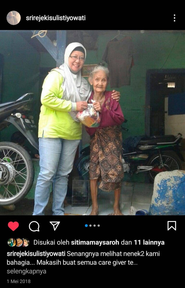 Sumber : Koleksi gambar pribadi penulis dalam Instagram srirejekisulistiyowati, "Kegiatan pemberian bantuan permakanan bagi lansia kurang mampu kurang beruntung non panti di kelurahan Cipayung, Jakarta Timur.