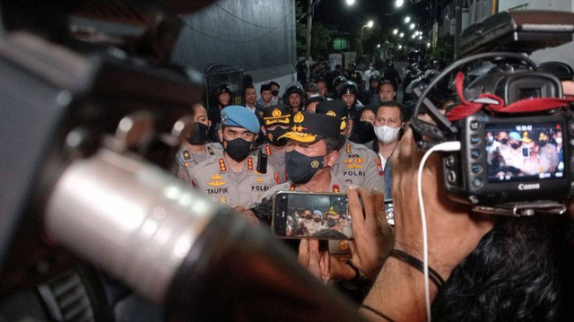 Dikepung Polisi 15 Jam, MSAT Tersangka Pencabulan Santri Menyerahkan Diri