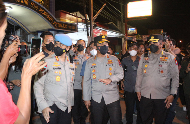 Kapolda Jawa Timur Irjen Pol Nico Afinta (tengah) berada di lokasi penangkapan Moch Subchi Azal Tsani (MSAT) di Pondok Pesantren (Ponpes) Shiddiqiyah Kecamatan Ploso, Jombang, Jawa Timur, Kamis (7/7/2022) malam. Foto: ANTARA FOTO/Syaiful Arif