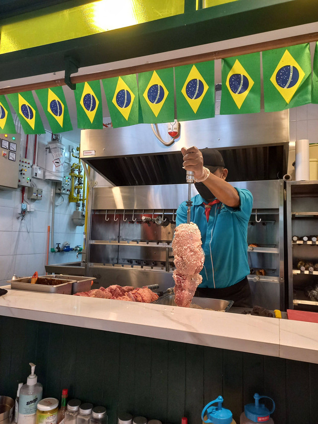 Cara pengolahan daging dengan menggunakan sea salt dan olive oil. Foto: Monika Febriana/kumparan