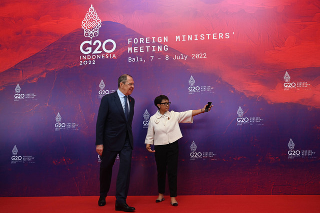 Menteri Luar Negeri Retno Marsudi (kanan) menyambut Menteri Luar Negeri Rusia Sergei Lavrov dalam pembukaan Pertemuan Menteri Luar Negeri G20 di Nusa Dua, Bali, Jumat (8/7/2022). Foto: ANTARA FOTO/Sigid Kurniawan