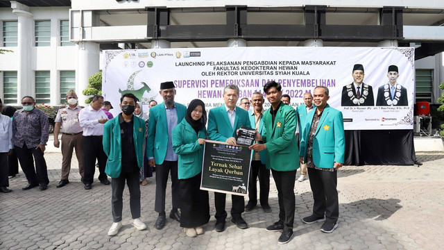Tim dari FKH Universitas Syiah Kuala turun ke lapangan untuk pemeriksaan hewan kurban bebas PMK. Foto: Humas USK