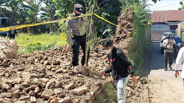 Polisi memeriksa lokasi pembongkaran tembok diduga cagar budaya di Desa Singopuran, Kecamatan Kartasura, Sukoharjo, Jumat (08/07/2022). FOTO: Fernando Fitusia