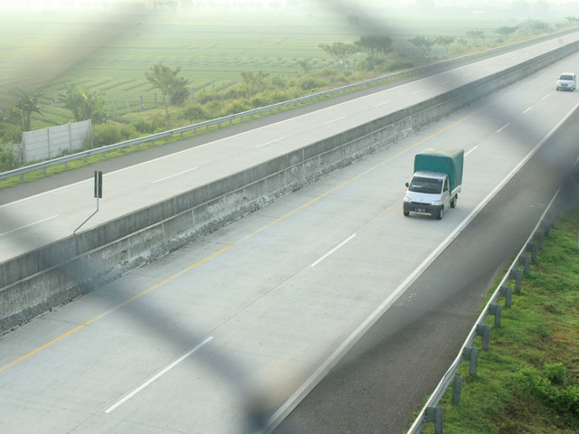 Ilustrasi jalan tol/Tarif tol kertosono solo, Foto oleh novita ramadhani di Unsplash