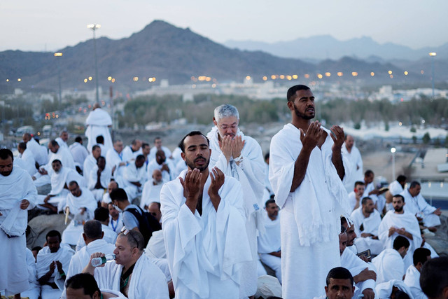 Jemaah haji berdoa di Jabal Rahmah saat melaksanakan wukuf arafah di luar kota suci Makkah, Arab Saudi, Jumat (8/7/2022). Foto: Mohammed Salem/REUTERS