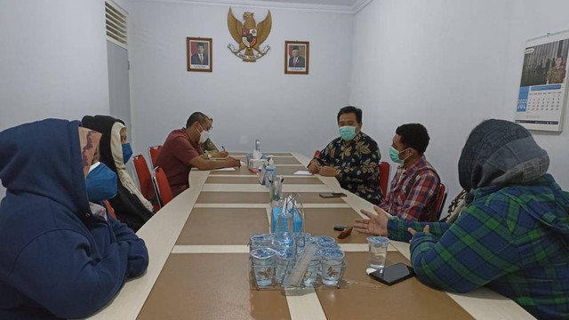 Mahasiswa program beasiswa Pemda Manokwari sedang mengadukan masalah macetnya uang beasiswa ke ORI Perwakilan DIY, Jumat (8/7). Foto: Dok. ORI Perwakilan DIY