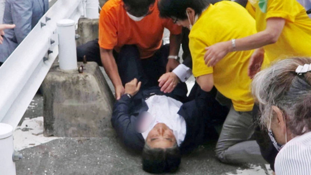Mantan perdana menteri Jepang Shinzo Abe terbaring di tanah setelah dia ditembak selama kampanye pemilihan untuk pemilihan Majelis Tinggi 10 Juli 2022 di Nara, Jepang barat, Jumat (8/7/2022). Foto: Kyodo/via REUTERS