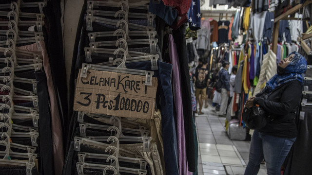 Calon pembeli memilih pakaian impor bekas di Pasar Senen, Jakarta, Jumat (8/7/2022). Foto: Muhammad Adimaja/ANTARA FOTO