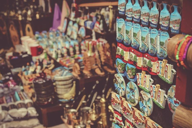 Ilustrasi Souvenir Murah Harga 500. Foto. dok. Jametlene Reskp (Unsplash.com)