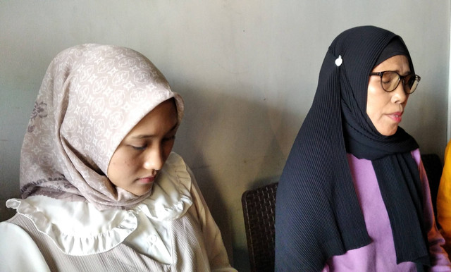 Adik dan ibu kandung Erayani saat konferensi pers di Kota Jambi. (Foto: M Sobar Alfahri/Jambikita)