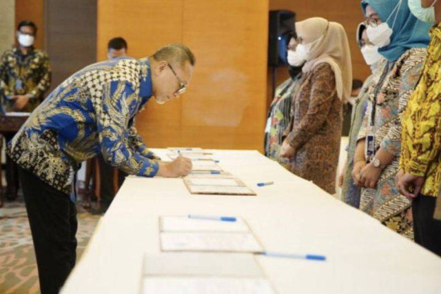 Mendag Zulkifli Hasan (Kiri) meneken pakta integritas bersama para pejaba eselon I dan II Kementerian Perdagangan. Foto: Dok. Kemendag