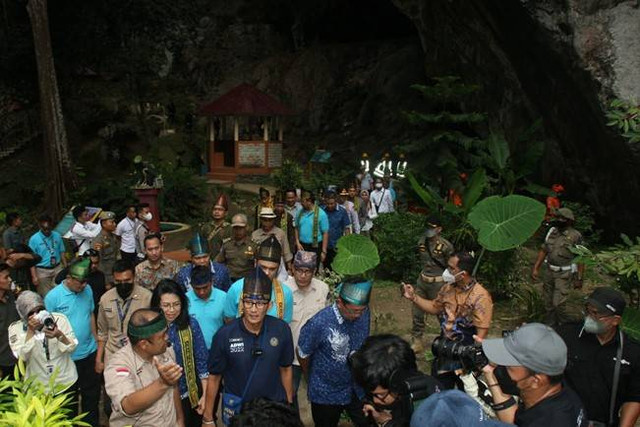 Menteri Pariwisata dan Ekonomi Kreatif RI Sandiaga Salahudin Uno (tengah) bersama Direktur BCA Antonius Widodo dalam kunjungan ke Desa Wisata Nagari Silokek di Sumatera Barat. Kawasan desa wisata Silokek yang merupakan desa wisata Binaan Bakti BCA turut serta menjadi bagian dari program ADWI 2022. Foto: dok BCA