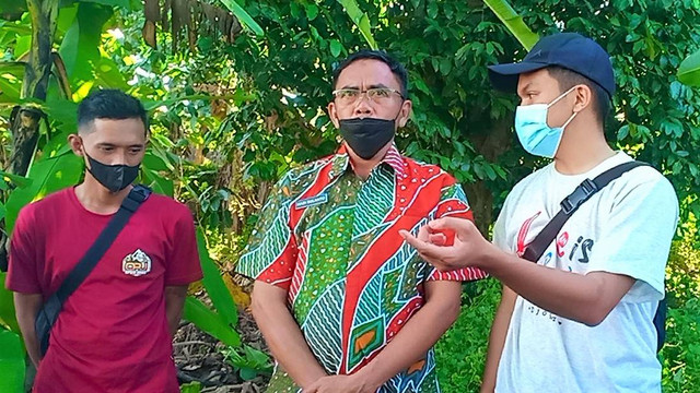 Anak pemilik lahan Ndalem Singopuran, Bagas (kanan) dan Kajari Sukoharjo, Hadi Sulanto, di lokasi pembongkaran tembok diduga cagar budaya, Jumat (08/07/2022). FOTO: Agung Santoso