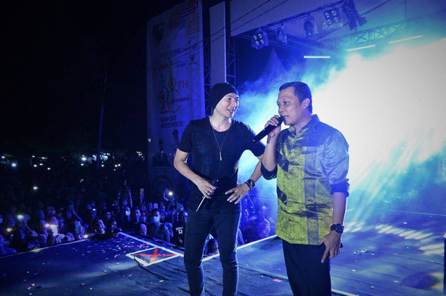 PENJABAT Wali Kota Pekanbaru, Muflihun dengan artis ibukota, Anji, saat perayaan HUT ke-238 Kota Pekanbaru, Jumat malam (24/6/2022