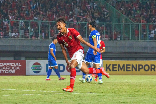 Timnas Indonesia vs Filipina di Piala AFF U-19 2022 di Stadion Patriot Candrabhaga, Bekasi, Jumat (8/7/2022). Foto: Iqbal Firdaus/kumparan