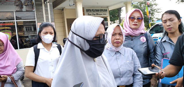 Siti, ibu korban pernikahan sesama jenis di Jambi, usai membuat laporan di Polresta Jambi. (Foto: M Sobar Alfahri)
