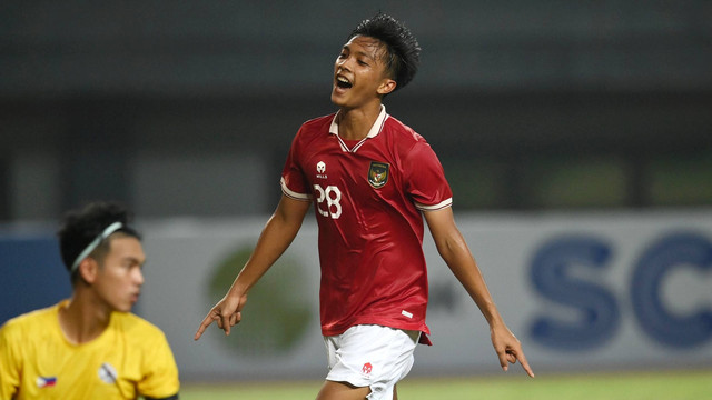 Pesepak bola Tim Nasional Indonesia U-19 Rabbani Tasnim Siddiq berselebrasi usai membobol gawang Tim Nasional Filipina U-19 dalam laga penyisihan Grup A Piala AFF U-19 2022 di Stadion Patriot Candrabhaga, Bekasi, Jawa Barat, Jumat (8/7/2022). Foto: Aditya Pradana Putra/ANTARA FOTO