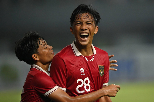 Pemain Timnas Indonesia U-19 Rabbani Tasnim Siddiq berselebrasi bersama rekannya usai mencetak gol ke gawang Timnas Filipina U-19 dalam laga penyisihan Grup A Piala AFF U-19 2022 di Stadion Patriot Candrabhaga, Bekasi, Jawa Barat, Jumat (8/7/2022). Foto: Aditya Pradana Putra/ANTARA FOTO