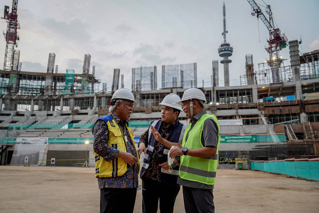 Menteri PUPR Basuki Hadimuljono (kiri) berbincang dengan Menteri BUMN Erick Thohir (tengah) saat meninjau proyek pembangunan Indoor Multifunction Stadium di Kompleks GBK, Senayan, Jakarta, Jumat (8/7/2022). Foto: Dhemas Reviyanto/ANTARA FOTO