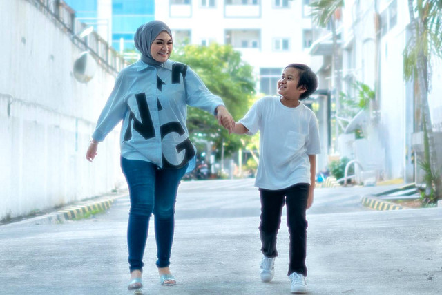 Nathalie Holscher dan anak bungsu Sule, Ferdy. Foto: Instagram/@nathalieholscher