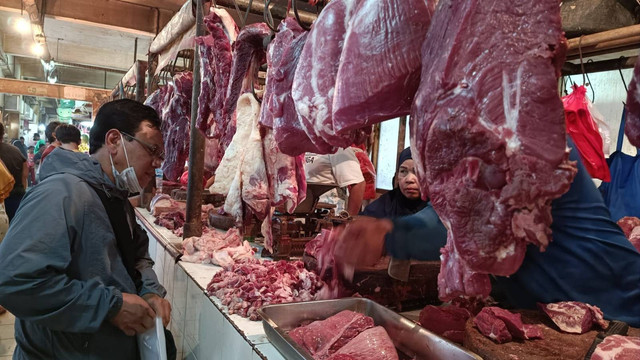 Pedagang daging sapi di Pasar Jaya Lenteng Agung, Jakarta Selatan, Sabtu (9/7/2022). Foto: Akbar Maulana/kumparan