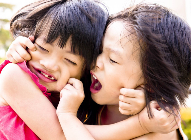 Ilustrasi Anak Mencubit. Foto: Andrew Lam/Shutterstock