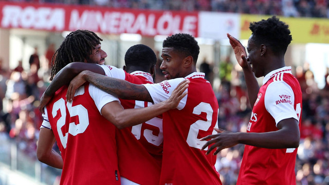 Pemain Arsenal Mohamed Elneny merayakan gol kedua mereka bersama rekan setim saat hadapi Nuremberg di Max-Morlock-Stadion, Nuremberg, Jerman, Sabtu (8/7/2022). Foto: Lukas Barth/REUTERS