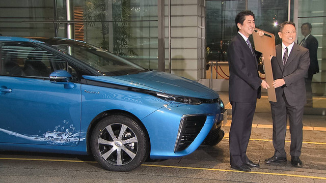 Shinzo Abe (kiri) bersama bos Toyota Motor Corp., Akio Toyoda (kanan) saat menerima mobil hidrogen, Toyota Mirai di Tokyo (15/1/2015). Foto: YouTube/Toyota Motor Corp