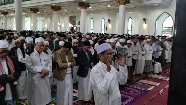 Suasana salat Idul Adha 1443 H di Masjid Al-Munawar Ternate. Foto: Agus