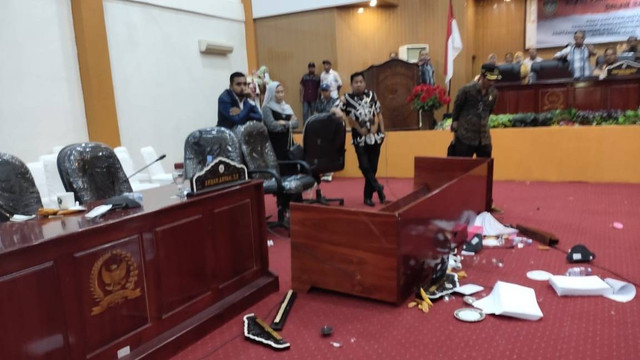 Rapat Paripurna DPRD Kota Tual, Maluku ricuh. Sejumlah dan meja rusak perlengkapan rusak, Kamis (7/7/2022). Foto: Dok. Istimewa