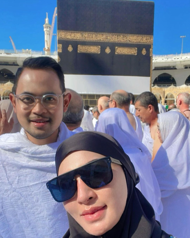 Shandy Purnamasari dan Juragan 99 tengah naik haji. Foto: Instagram/shandypurnamasari