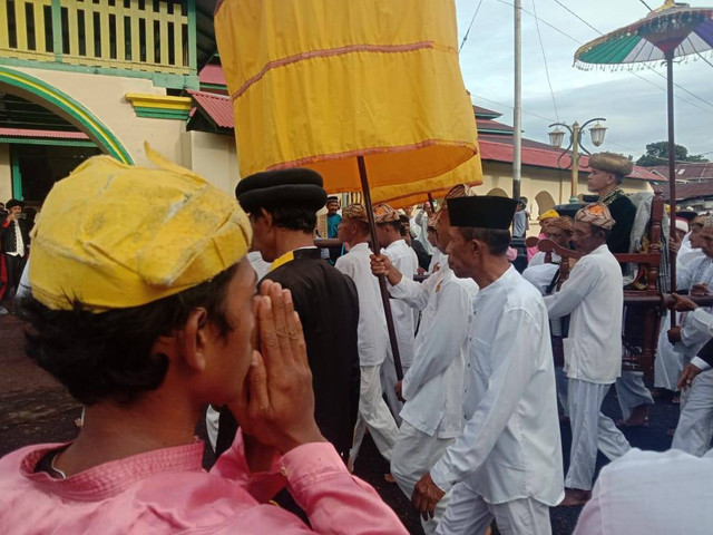 Sultan Ternate Hidayatullah Sjah memasuki gerbang utama sigi lamo atau masjid besar Kesultanan Ternate. Foto: Nurkholis Lamaau/cermat