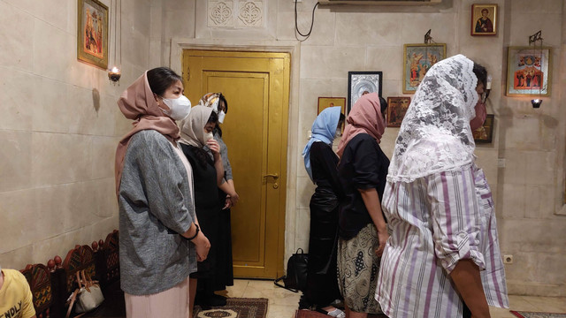 Umat wanita sedang mengikuti Liturgi Ilahi di Gereja Ortodoks St Thomas, Jakarta. Foto: Nabila Ulfa/kumparan