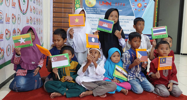 Foto anak-anak panti asuhan bersama hasil kerajinan yang telah dibuat (sumber: dok. pribadi)