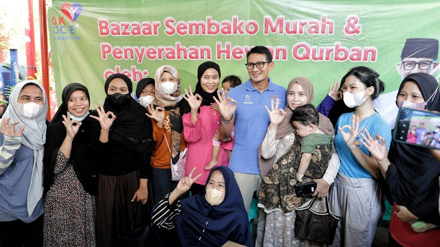 Sandiaga Uno beri bantuan sembako murah dan hewan Kurban di Kuningan, Jakarta Selatan, Sabtu (9/7/2022). Foto: Dok. Istimewa