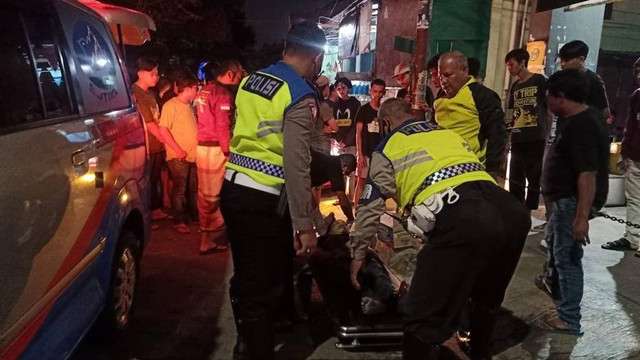 Polisi mengevakuasi korban kecelakaan motor di Jalan M. Suryadharma Kota Tangerang, Sabtu (9/7/2022). Foto: Dok. Istimewa