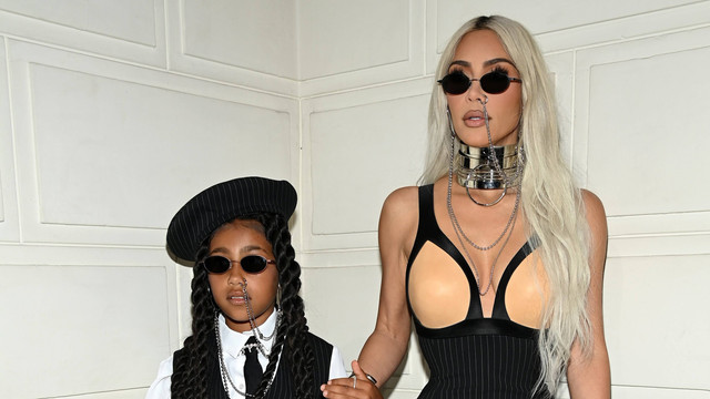 Tiru Gaya Kontroversial Madonna di 1992, Kim Kardashian Tak Ikut Pamer Payudara. Foto: Pascal Le Segretain/Getty Images