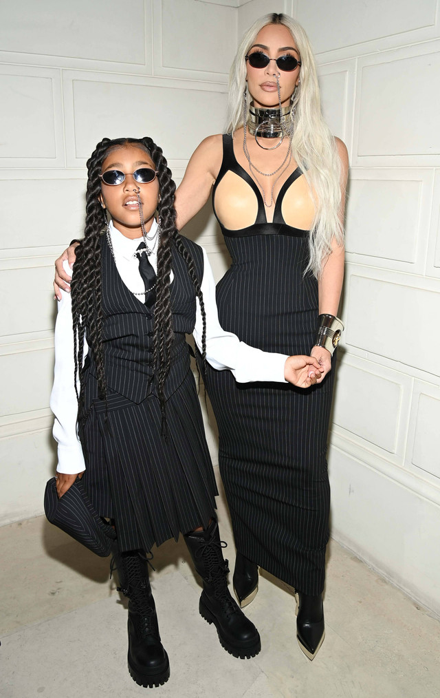 North West dan Kim Kardashian menghadiri pertunjukan Jean-Paul Gaultier Haute Couture Fall Winter 2022 2023 sebagai bagian dari Paris Fashion Week pada bulan Juli 06, 2022 di Paris, Prancis. Foto: Pascal Le Segretain/Getty Images