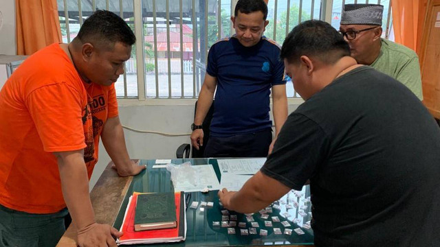 Petugas Lapas Kelas IIB Luwuk menemukan paket yang terbungkus kantong plastik di halaman belakang Lapas. Foto: Istimewa