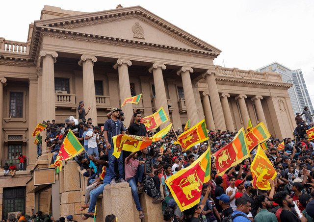 Demonstran unjuk rasa di dalam Gedung Presiden, setelah Presiden Gotabaya Rajapaksa melarikan diri, di Kolombo, Sri Lanka, Sabtu (9/7). Foto: Dinuka Liyanawatte/REUTERS
