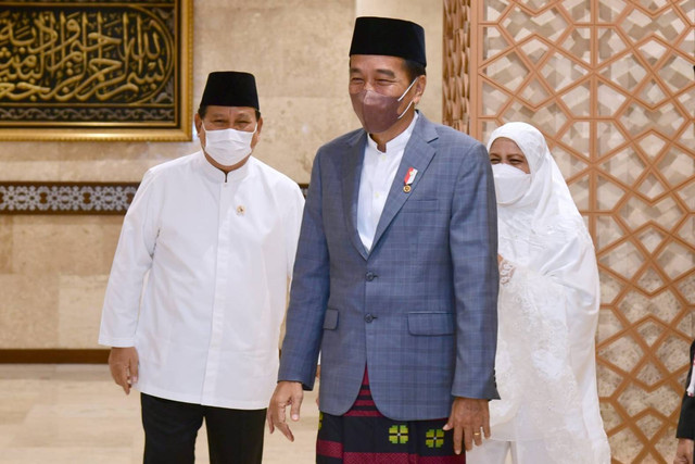 Presiden Joko Widodo bersama Menteri Pertahanan Prabowo Subianto (kiri) bersiap melaksanakan Salat Idul Adha di Masjid Istiqlal, Jakarta, Minggu (10/7/2022). Foto: Muchlis Jr/Biro Pers Sekretariat Presiden