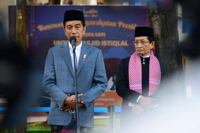 Presiden Joko Widodo menyerahkan bantuan kemasyarakatan berupa sapi secara simbolis kepada Imam Besar Masjid Istiqlal Nasaruddin Umar di Masjid Istiqlal, Jakarta, Minggu (10/7/2022). Foto: Muchlis Jr/Biro Pers Sekretariat Presiden