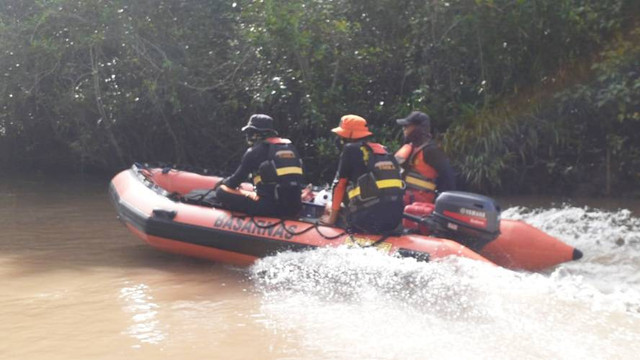 Pencarian 11 orang penumpang KM Usaha Baru di Timika Papua. (Foto SAR Timika) 