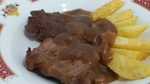 Steak daging sapi rumahan. (Foto: Irsyam Faiz)