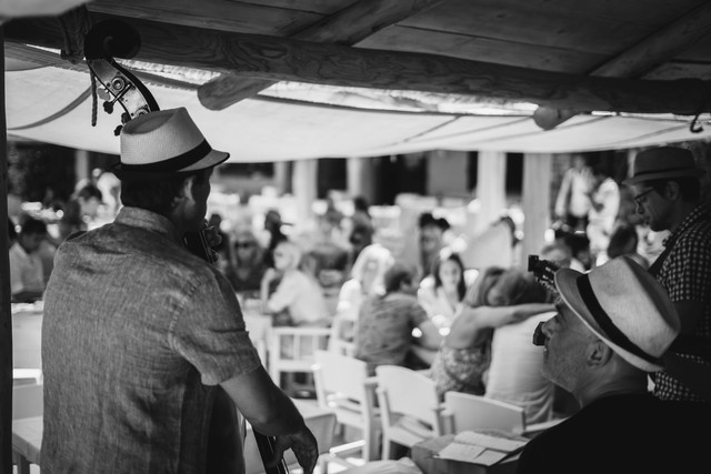 7 rekomendasi cafe live music di jakarta/gambar hanya ilustrasi bukan tempat sebenarnya. sumber foto : unsplash/valentin.